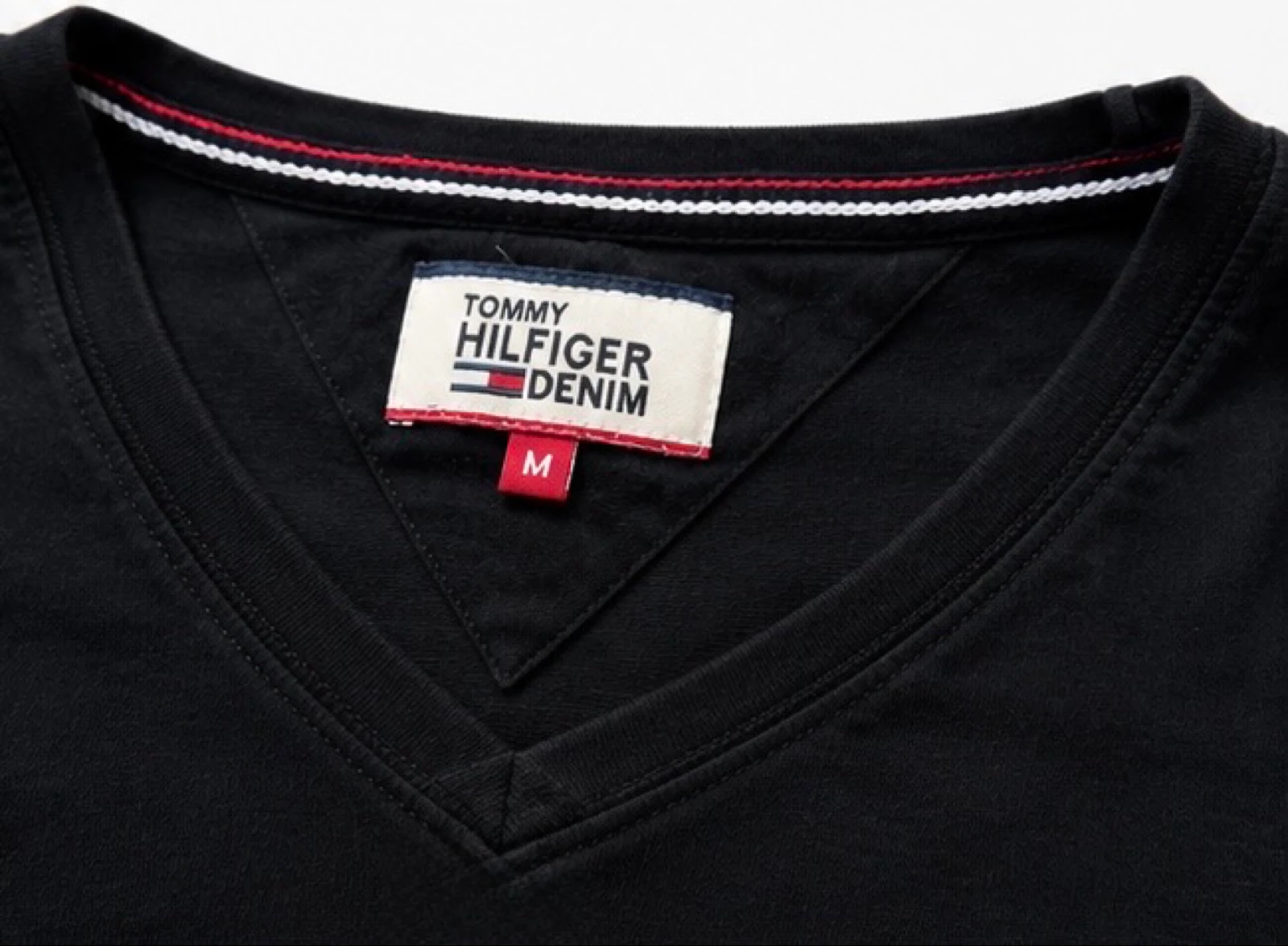 Camiseta Tommy Hilfiger Negra con cuello en pico – photo 2
